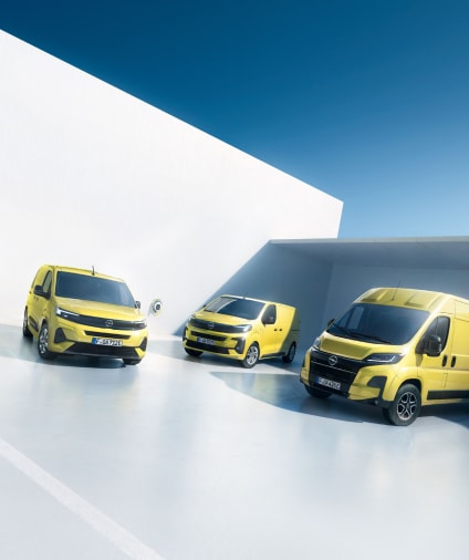 Drei gelbe Opel Elektro-Nutzfahrzeuge nebeneinander geparkt