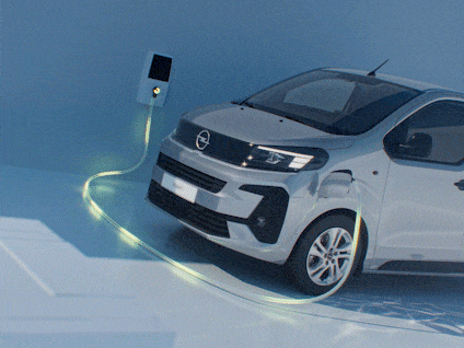 Silberner Opel Vivaro Electric, der über eine Wallbox mit einem leuchtenden Kabel aufgeladen wird