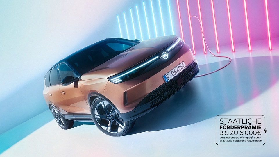 Vordere Seitenansicht eines silbernen Opel Corsa Edition