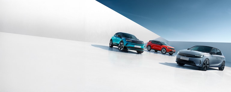 Opel Mokka, Frontera und Corsa ausgestellt, erhältlich mit Leasingangeboten für Privatkunden.