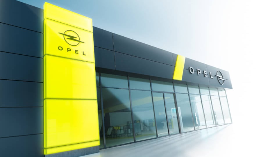 Finde einen Opel Händler: Frontansicht eines offiziellen Opel Showrooms und professionellen Servicezentrums