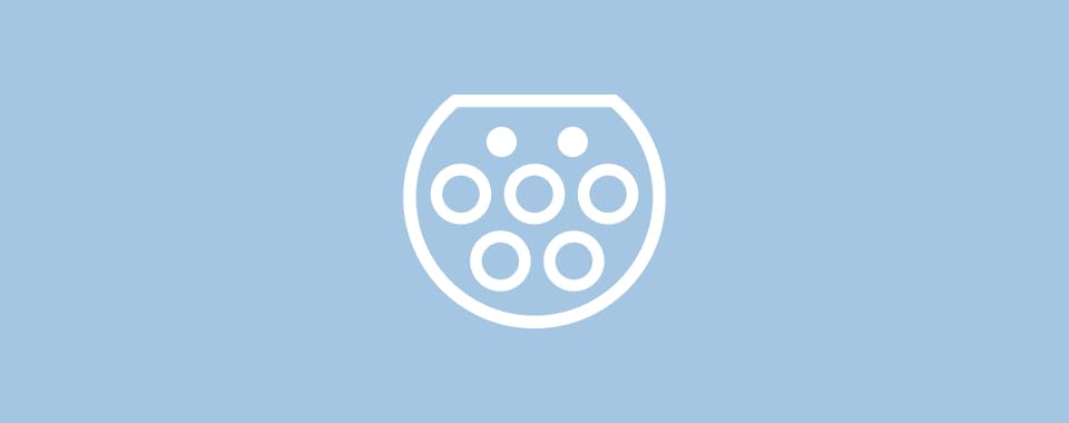 Schwarzes Symbol eines Elektroauto-Ladegeräts auf grauem Hintergrund