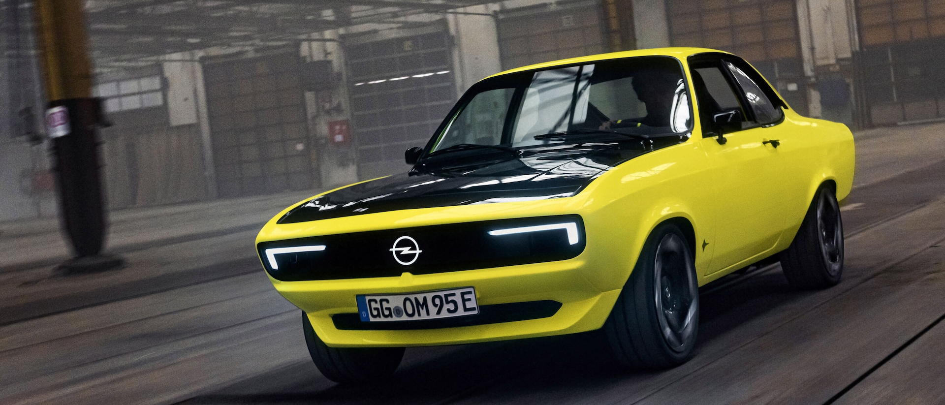 opel_manta-gse_exterior-driving_21x9_515564.jpg