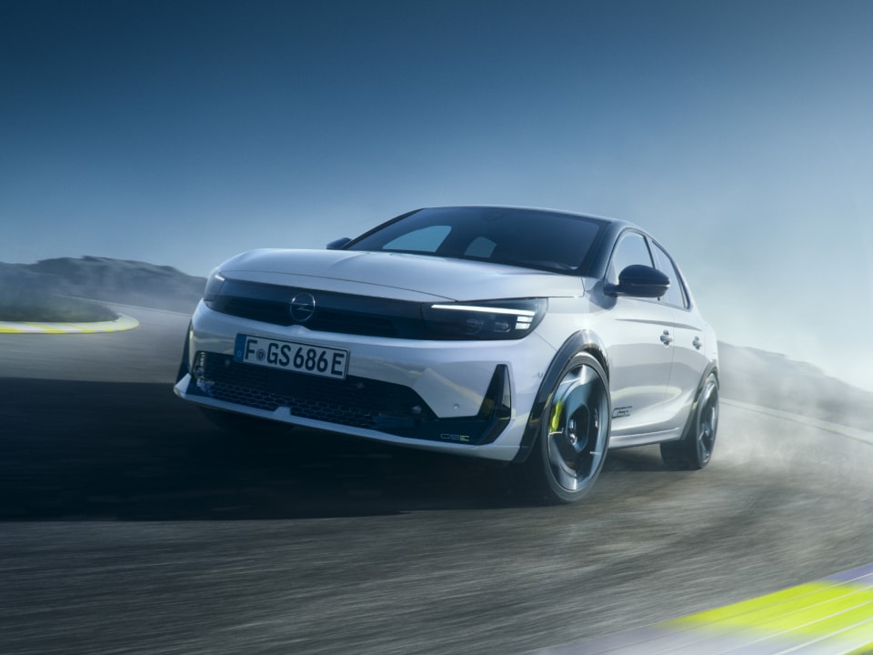 Corsa GSE auf einer Rennstrecke