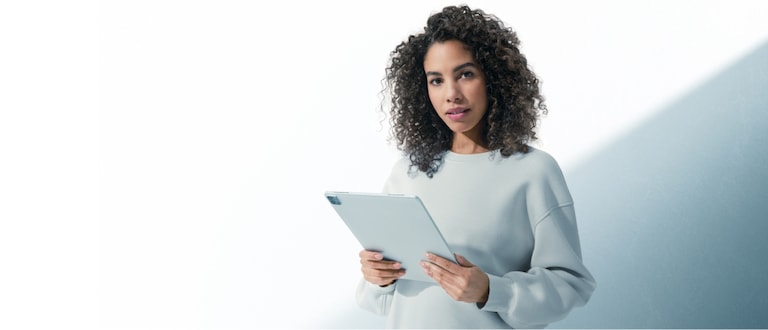 Eine Frau, die ein Tablet in der Hand hält