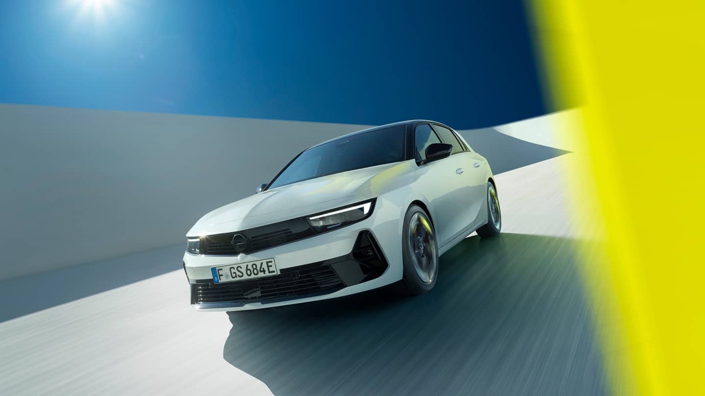Front- und Seitenansicht eines silbernen Opel Astra Grand Sport Edition Modells