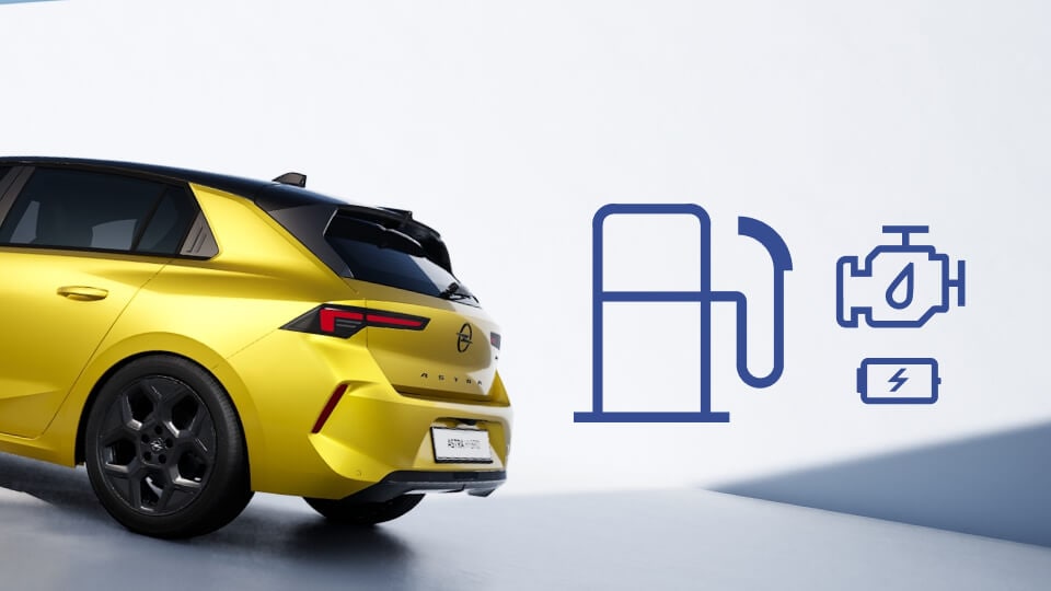 Heckansicht des Opel Astra Hybrid in gelb mit Ladestation-Logo
