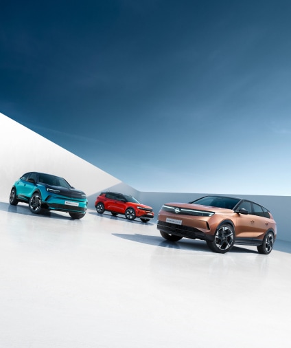 Drei Opel SUVs in unterschiedlichen Farben nebeneinander geparkt