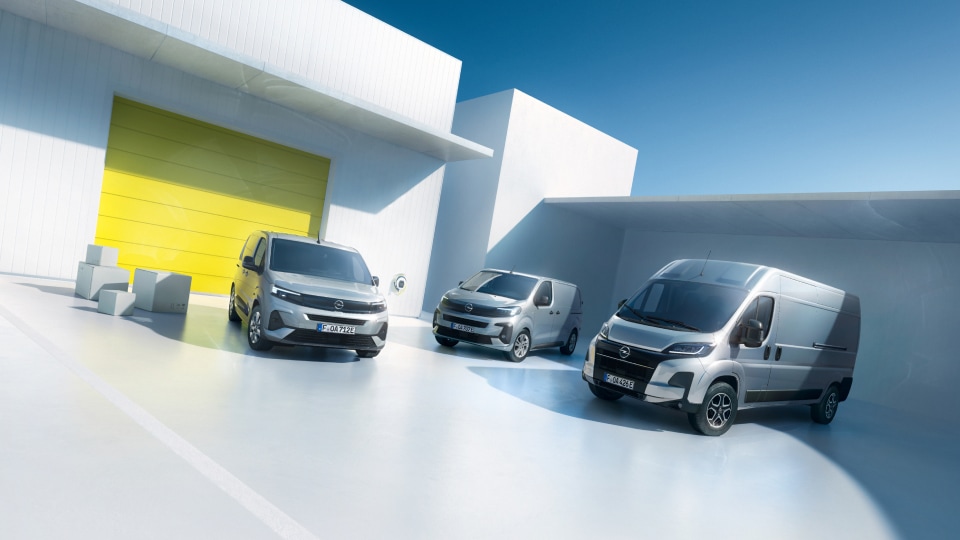 Aufstellung gelber Opel Combo, Vivaro und Movano Transporter, die die verschiedenen Größen und Modelle der Nutzfahrzeugflotte zeigen.