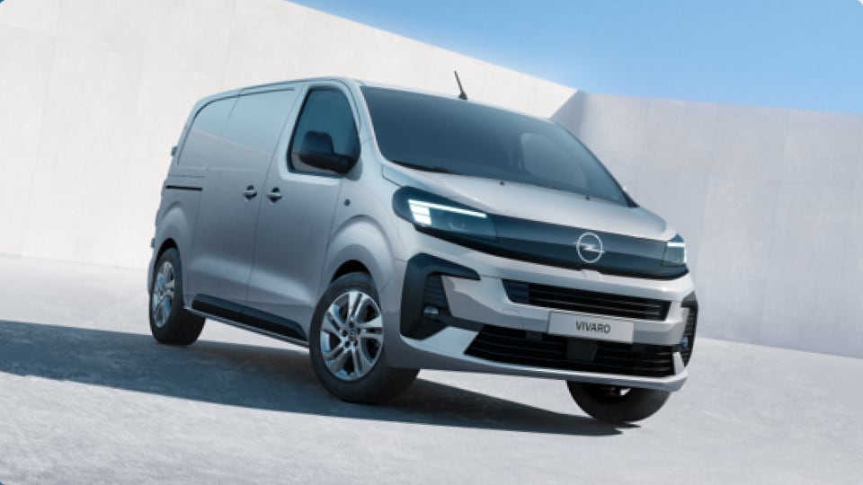 Ein silberner Opel Vivaro , der in einem Dreiviertelwinkel vor einem minimalistischen weißen Hintergrund geparkt ist