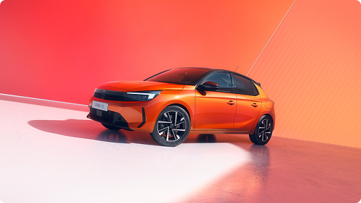 MacBook-, iPhone- und iPad-Ansichten der Online-Bestelloberfläche für einen silbernen Opel Corsa