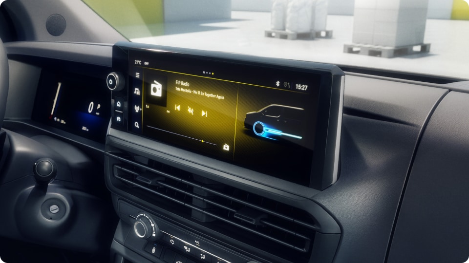 Vivaro dashboard showing a 10" multimedia touchscreen with infotainment