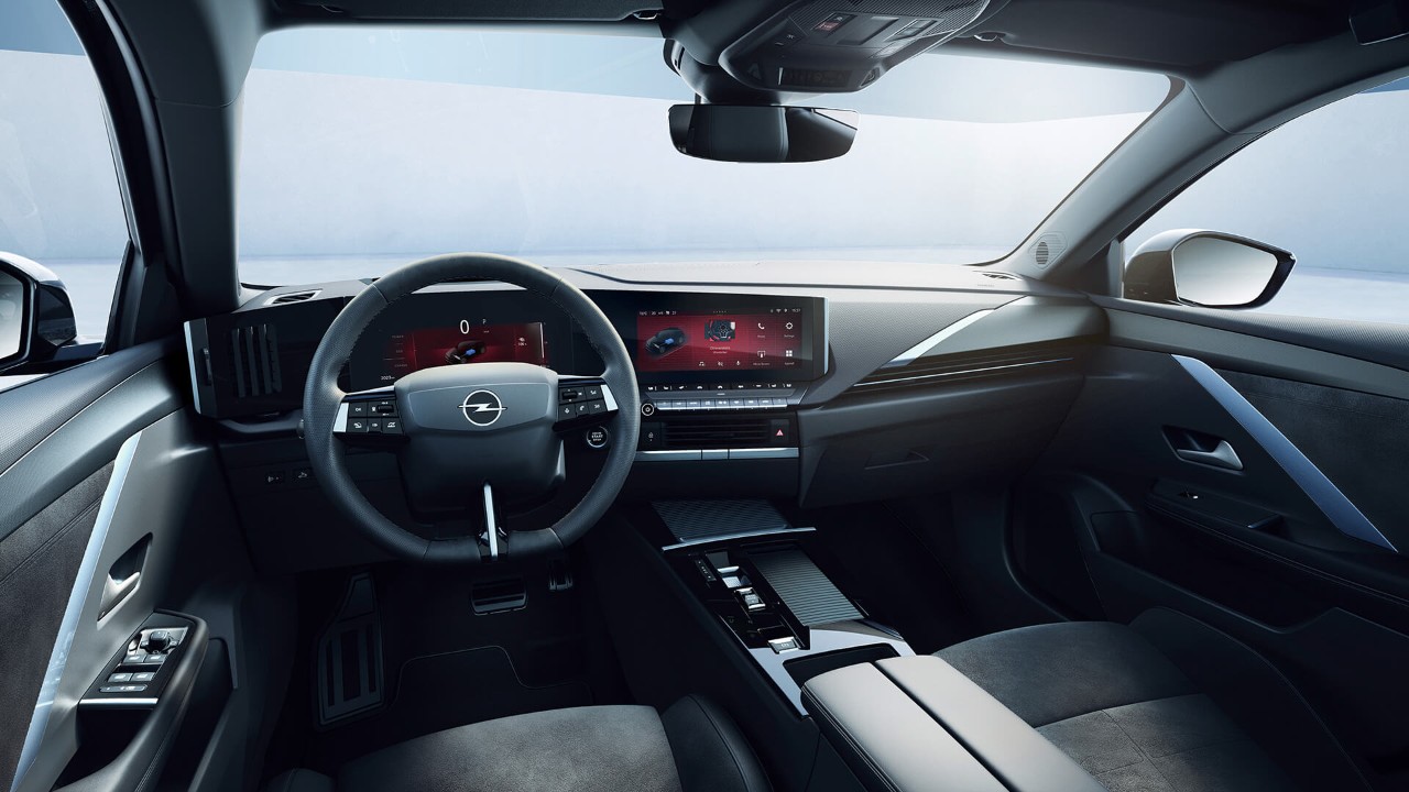 Innenansicht eines Opel Astra Sports Tourer Electric vom Fahrersitz aus