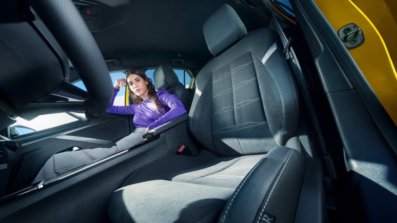 Innenansicht des Beifahrer- und Fahrersitz im Opel Astra Plug-in-Hybrid
