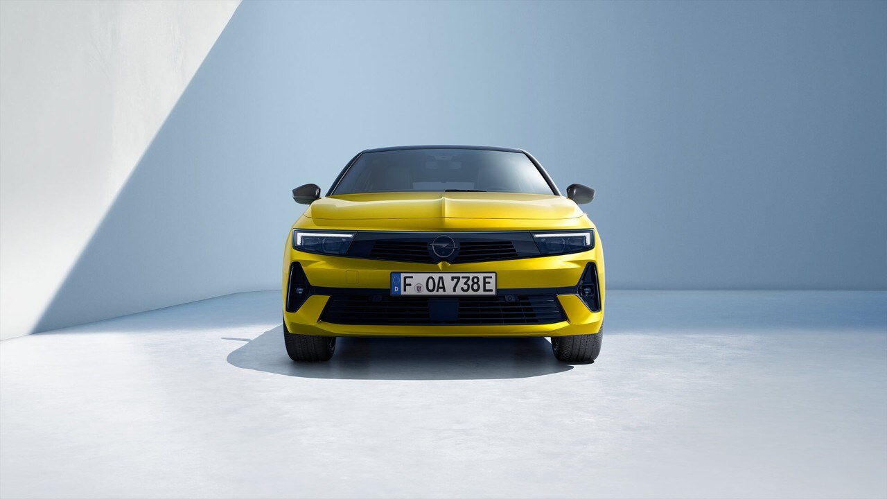 Frontansicht eines gelben Opel Astra Plug-in-Hybrid