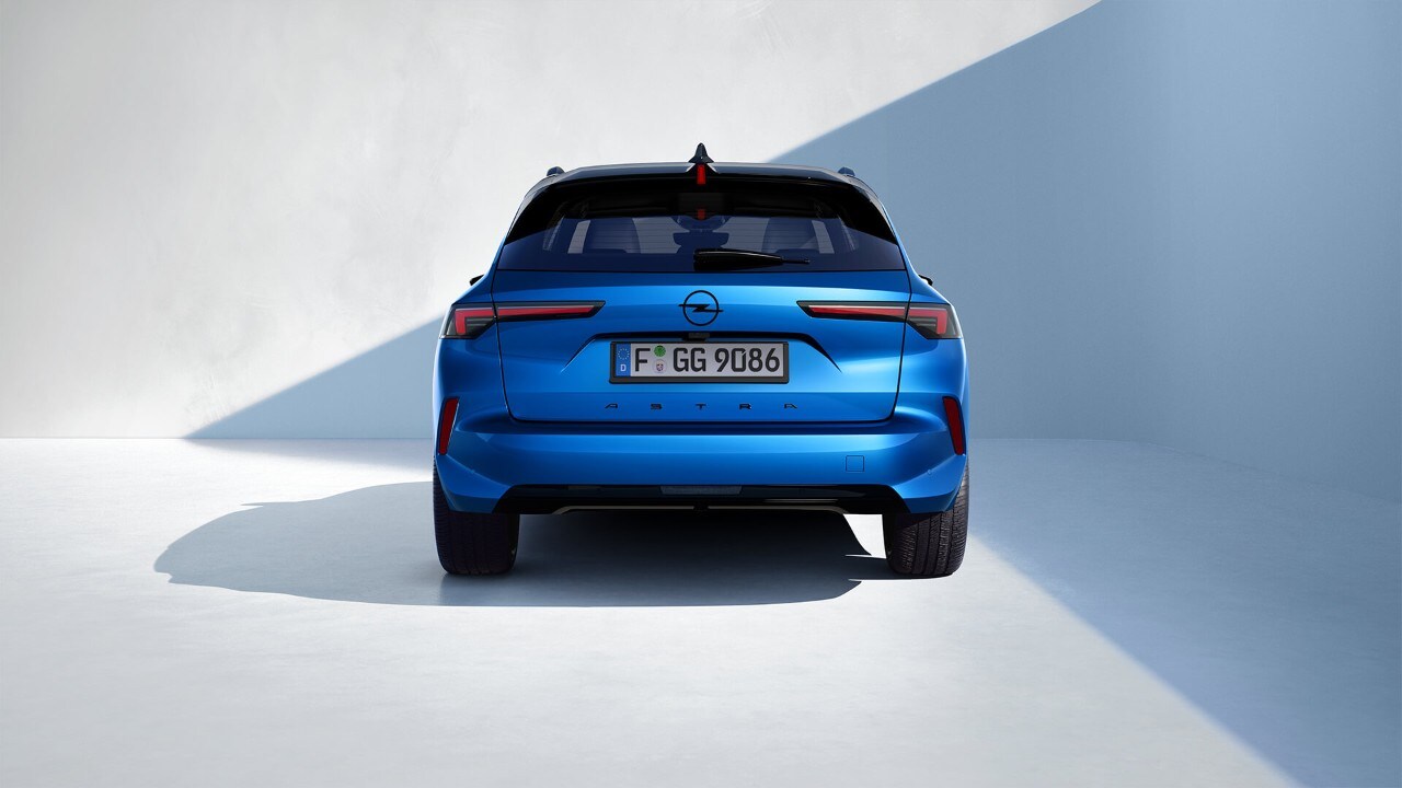 Heckansicht  eines blauen  Astra Sports Tourers