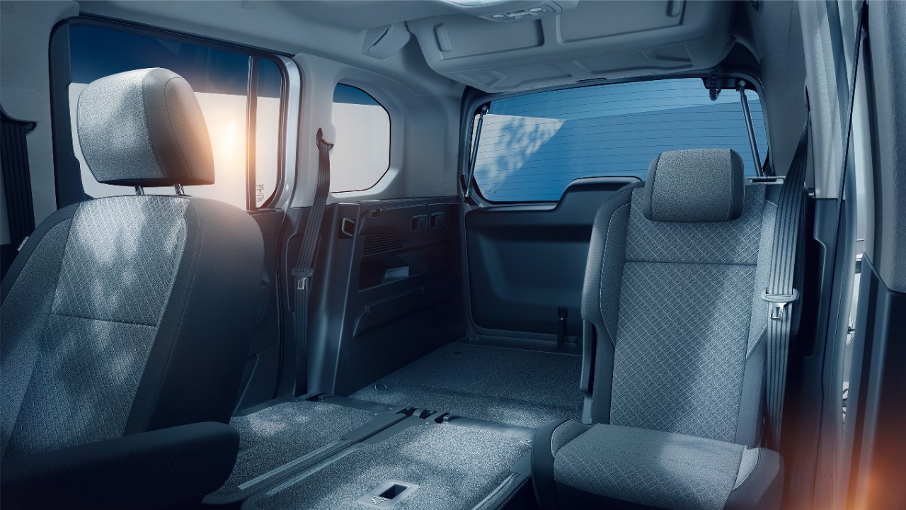 Innenansicht des Opel Combo Electric mit umgeklappten Sitzen