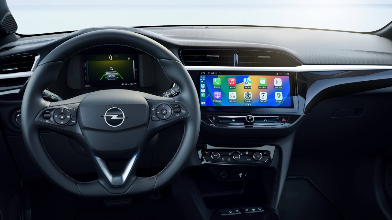 Fahreransicht des Opel Corsa Electric mit aktiviertem Apple Carplay