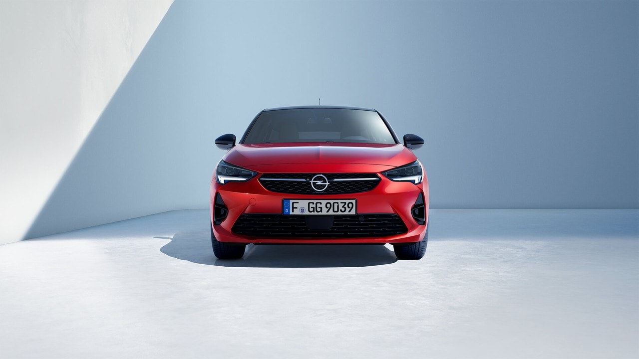 Äußere Frontansicht eines roten Opel Corsa
