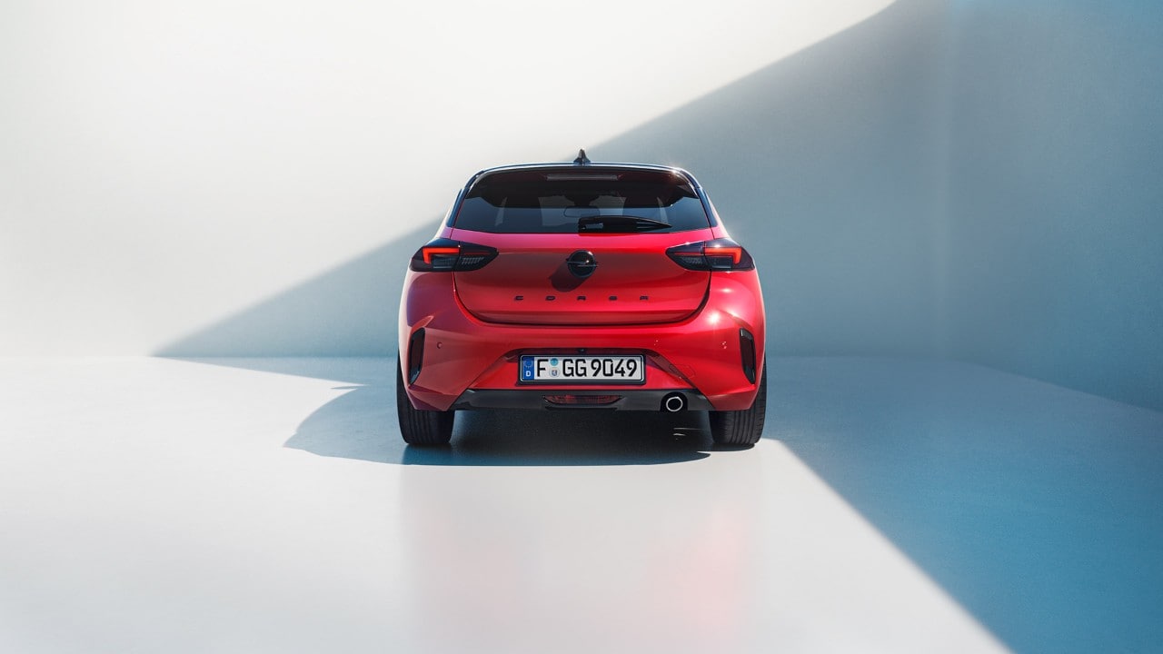 Draufsicht auf den neuen Opel Corsa in roter Farbe mit schwarzem Dach