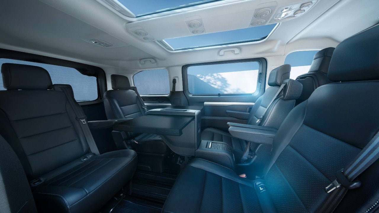  Innenraum Opel Zafira Electric, schwarze Ledersitze mit Panoramadach