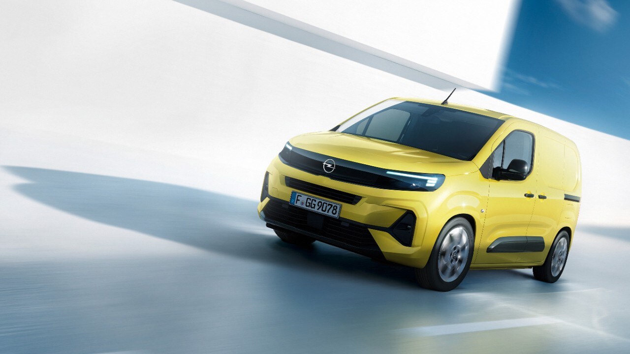 Vordere Seitenansicht eines neuen Opel Combo Cargo in der Farbe Gelb in Bewegung