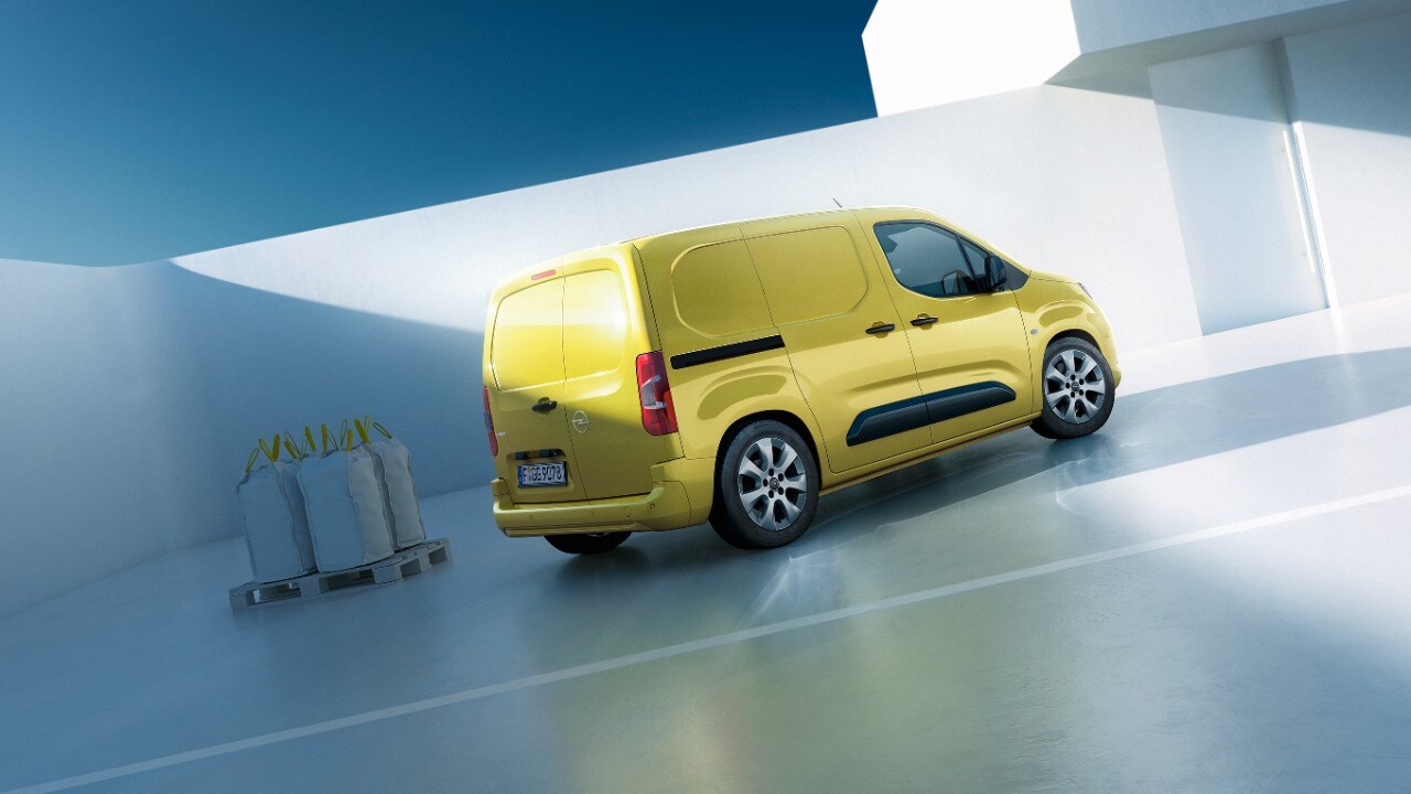 Hintere Seitenansicht eines neuen Opel Combo Cargo in der Farbe Gelb