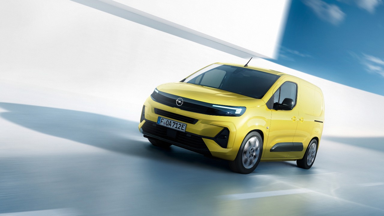 Vordere Seitenansicht eines neuen Opel Combo Cargo Electric in der Farbe Gelb in Bewegung