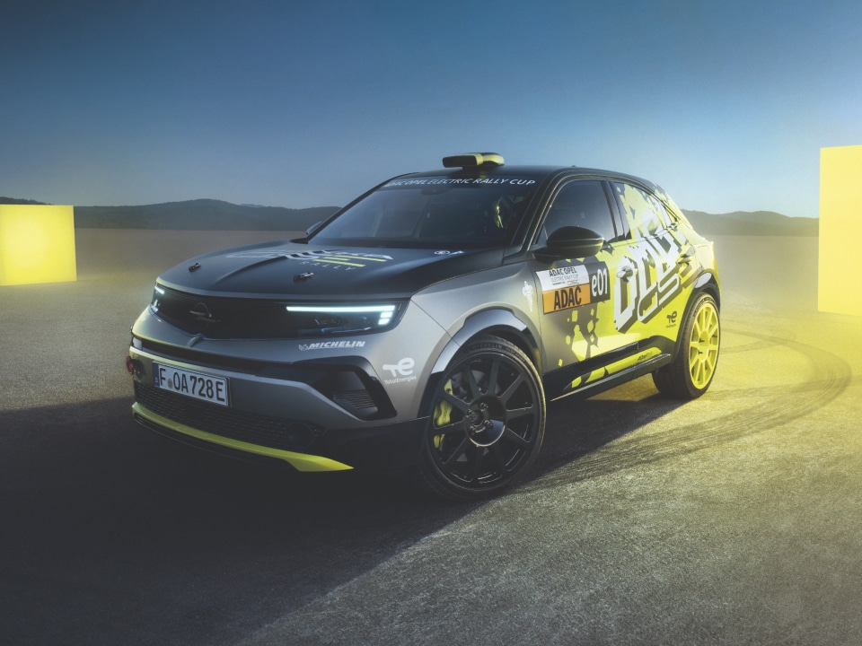 Opel Mokka als Rally Version mit schwarzer und gelber Folierung